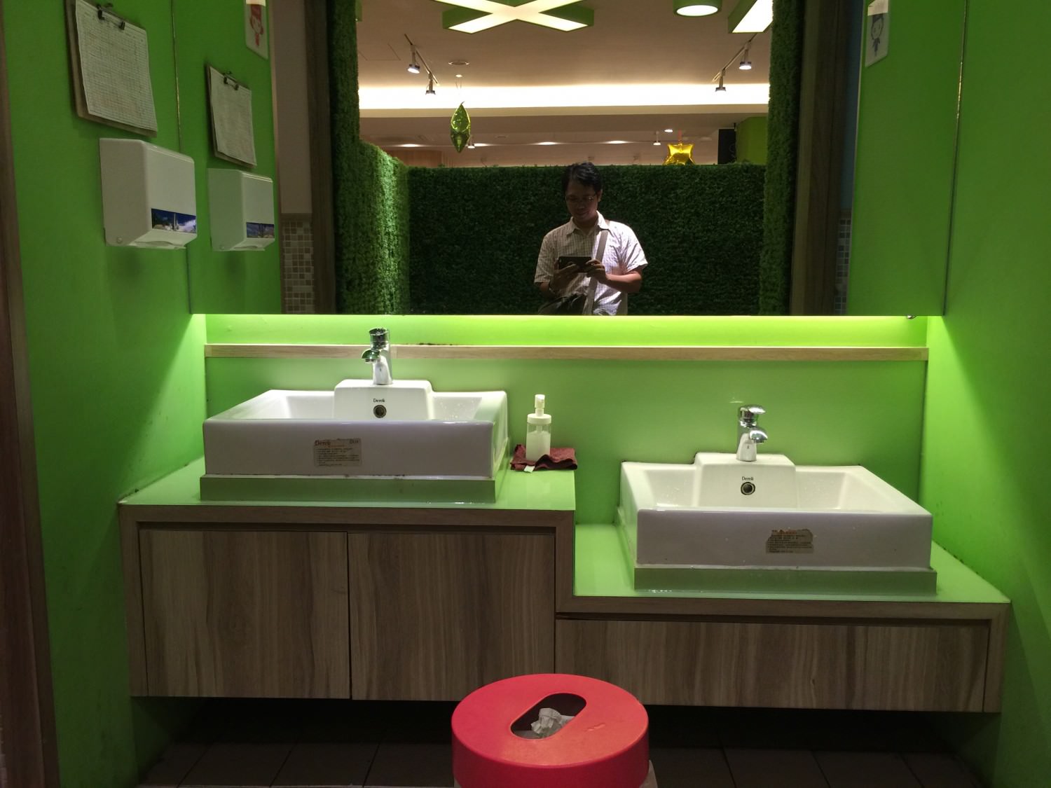 綠色系的廁所，有大人跟小孩各自專用的洗手台